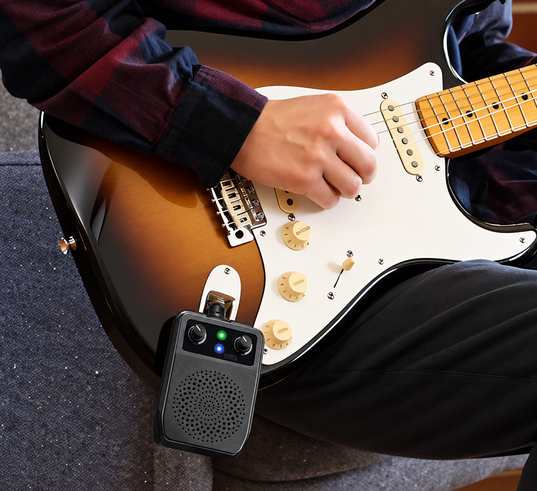 JA-05G rechargeable mini guitar amplifier with practice accessories
